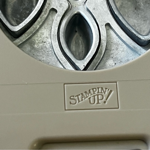 Stampin' Up! Paper Punch: Bow Builder Confetti Flowers Festive Flower Builder 3x - Picture 9 of 11